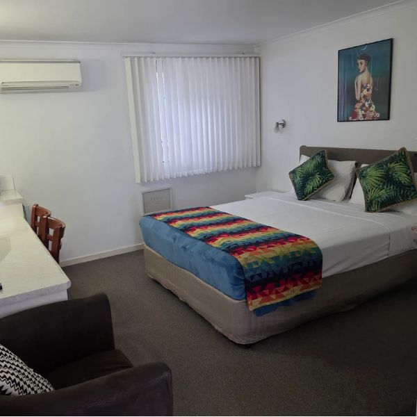 Affordable Deluxe Room In Emerald A & A Motel And Lodge