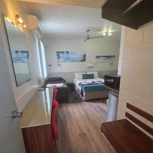 Affordable Family Room Accomodation In Emerald A & A Motel And Lodge