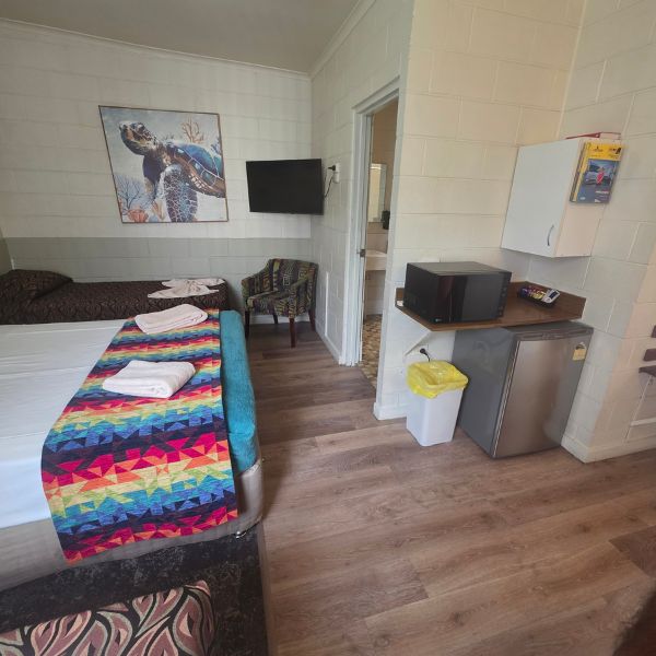 Cheap Family Room Accomodation In Emerald A & A Motel And Lodge