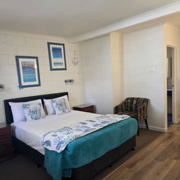 Queen Room at A&A Lodge Motel Emerald