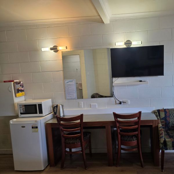 Queen Room TV, Microwave, Fridge And Ammenties A & A Motel And Lodge